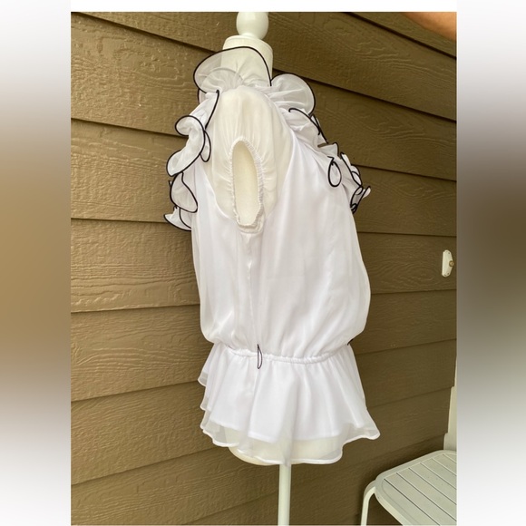 Nikki Italy women's white Sleeveless blouse, size 7(M) Crinkle Ruffles boho - Picture 3 of 15